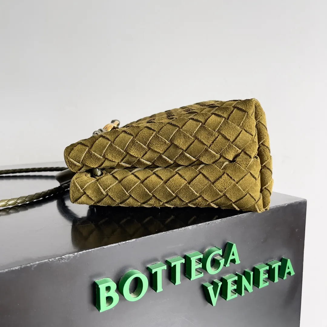 The 2023 new Andiamo batch of 1960 BV has been shipped‼ ️Really popular🔥The new Andiamo woven handbag launched by Bottega Veneta this season is really popular all over the world! ! Celebrities at home and abroad have worn it, and Oscar-winning actress Michelle Yeoh has taken it out on the street. Song Jia, Trai Yara, Yu Feihong, Sanji Ayaka, Rosie Hunting-Whiteley, Yoshioka Riho, etc. have all picked up this bag. It is classic and versatile, showing off its temperament, and the bag capacity is also large, which is very convenient for daily commuting! ! A variety of carrying methods, the shoulder straps can be adjusted by yourself, the original lambskin feels soft and delicate, and the neutral style is made to break gender boundaries and bring a more practical and longer-lasting use experience. Andiamo, which has both elegant and casual styles, perfectly interprets the true appearance of "fashionable old money style". Style number: 743568 (suede) Size: 25*22*10.5cm